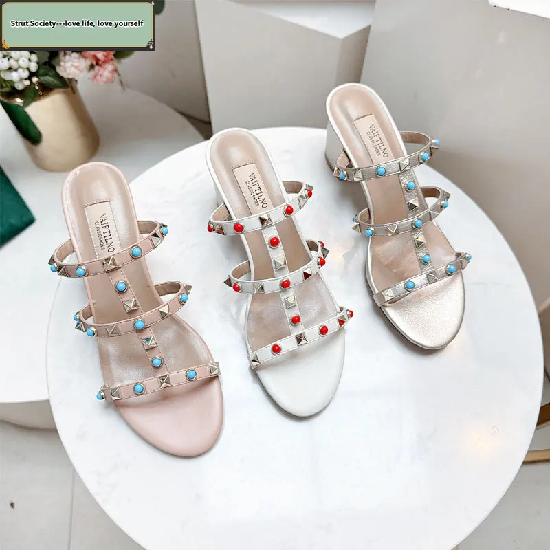 2025 الصنادل النسائية الصيف كتلة الكعوب المسامير جوفاء السيدات النعال في الهواء الطلق أحذية نسائية فاخرة مصمم أحذية امرأة أنيقة