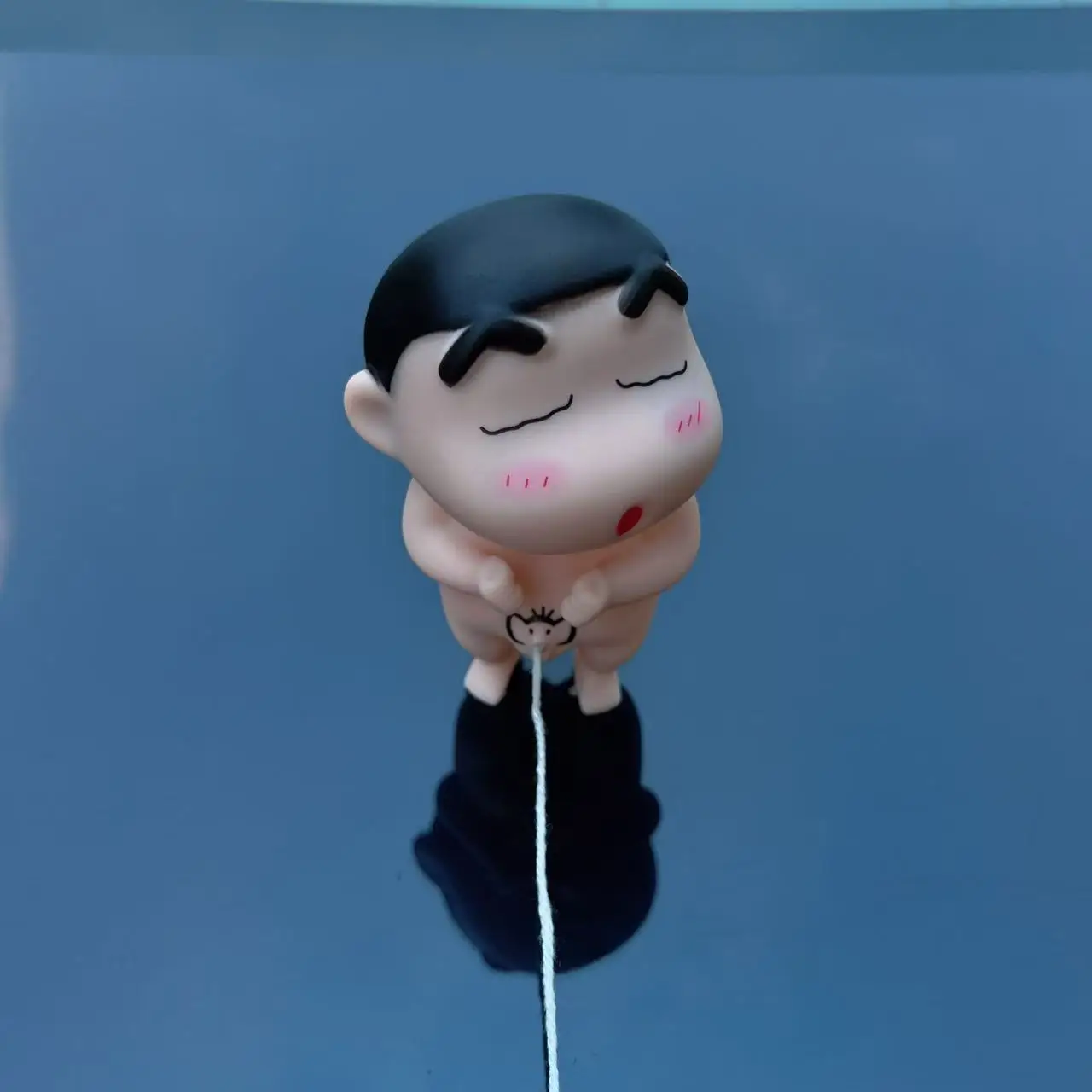 Figurine d'action en PVC, Crayon Shin-chan q-version kawaii, posture urinaire, modèle de jouets, ornements décoratifs automobiles, cadeaux