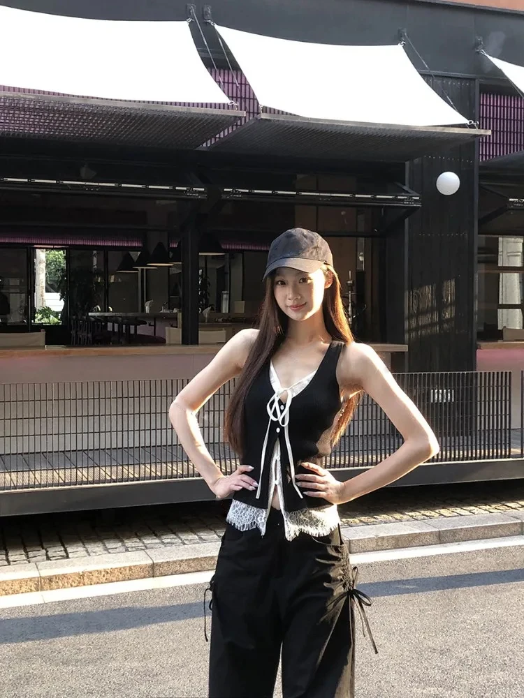 2025 صيف جديد بلا أكمام تانك القمم الدانتيل المرقعة وهمية قطعتين تي شيرت موضة حلوة كل مباراة سترة سوداء للنساء