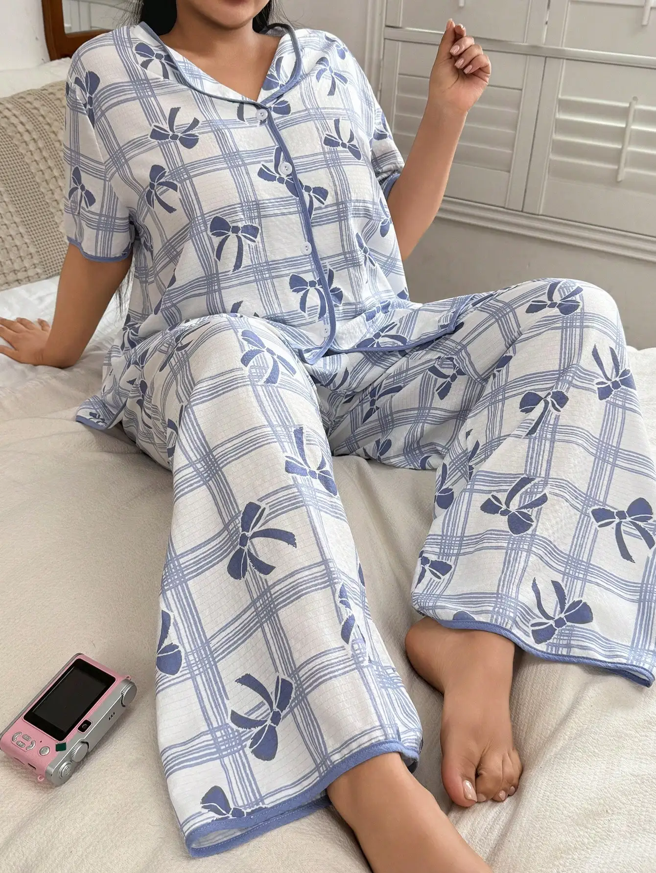 

Женский пижамный комплект с короткими рукавами, синим клетчатым принтом и широкими брюками