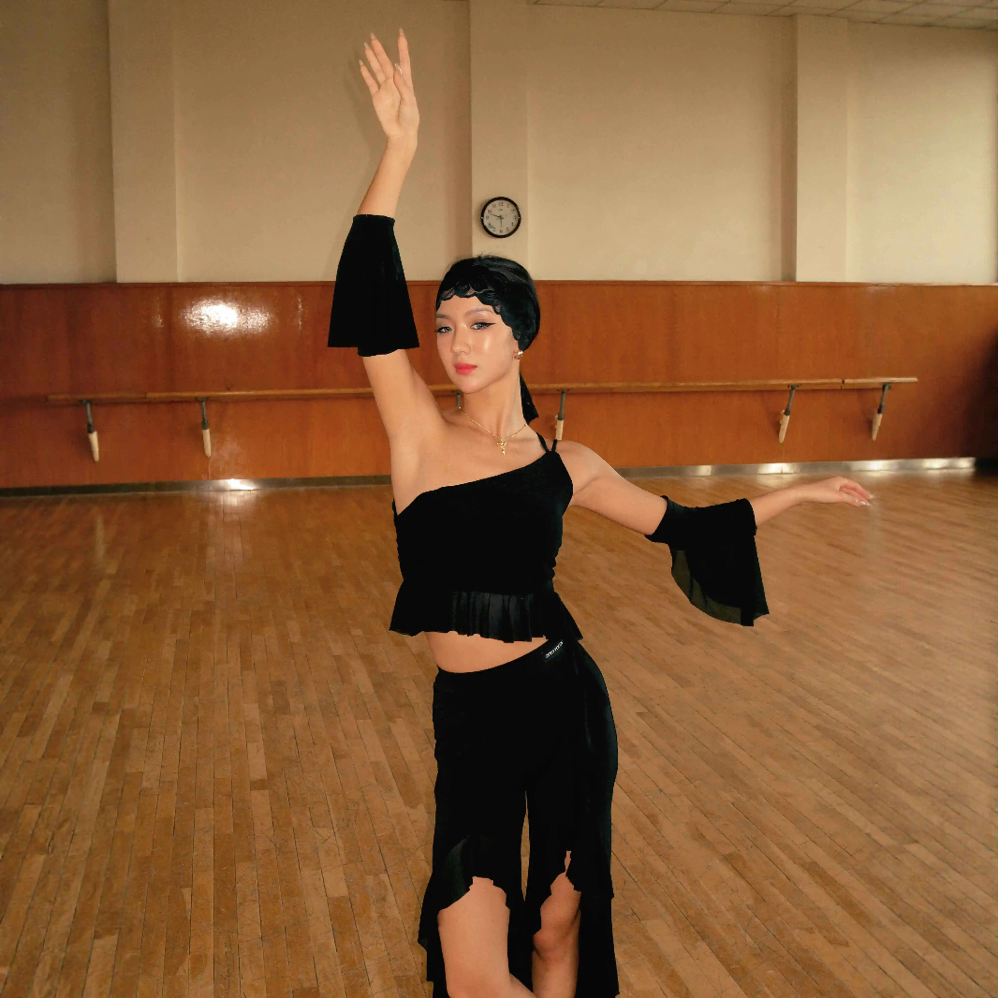 ملابس الرقص اللاتينية الجديدة لعام 2025 ملابس النساء المنافسة ملابس علوية قصيرة سوداء سراويل شق تشا تشا رومبا بدلة أداء الرقص DNV24240