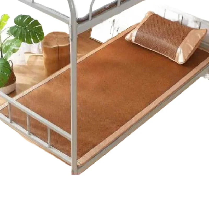 New mat that can be spread on the ground to sleep