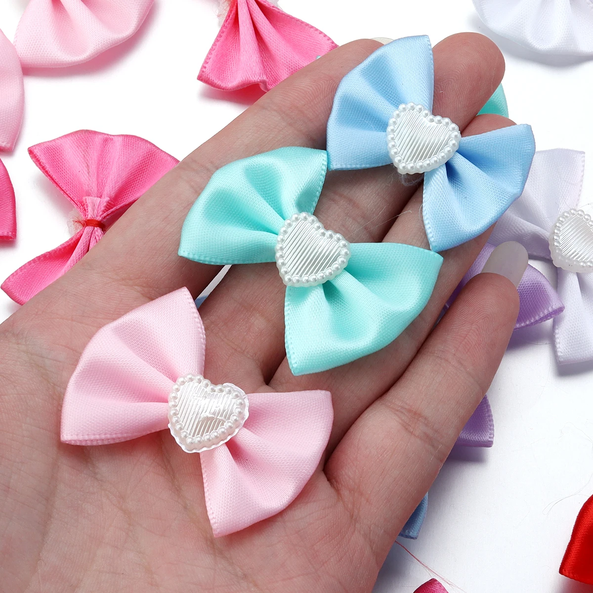 20 Stück/Packung 3,5*4,5 cm farbige Polyester-Satinband-Schleifen mit imitierten Perlen-Schleifen für DIY-Kleidungsdekoration und Zubehör.