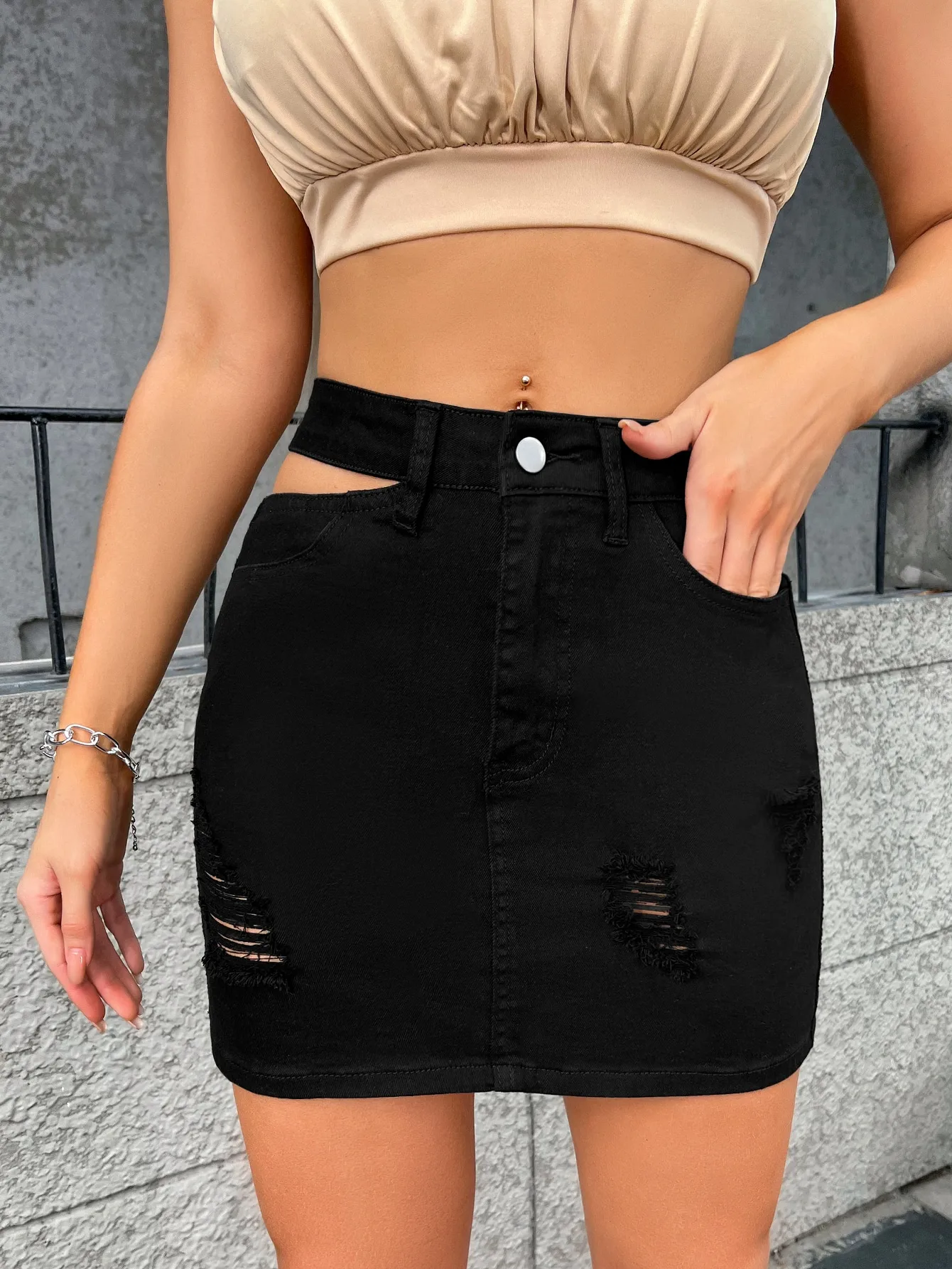 

Women's denim skirt, fashionable street trendsetter, casual personality trend, hole punched buttocks, Denim skirt