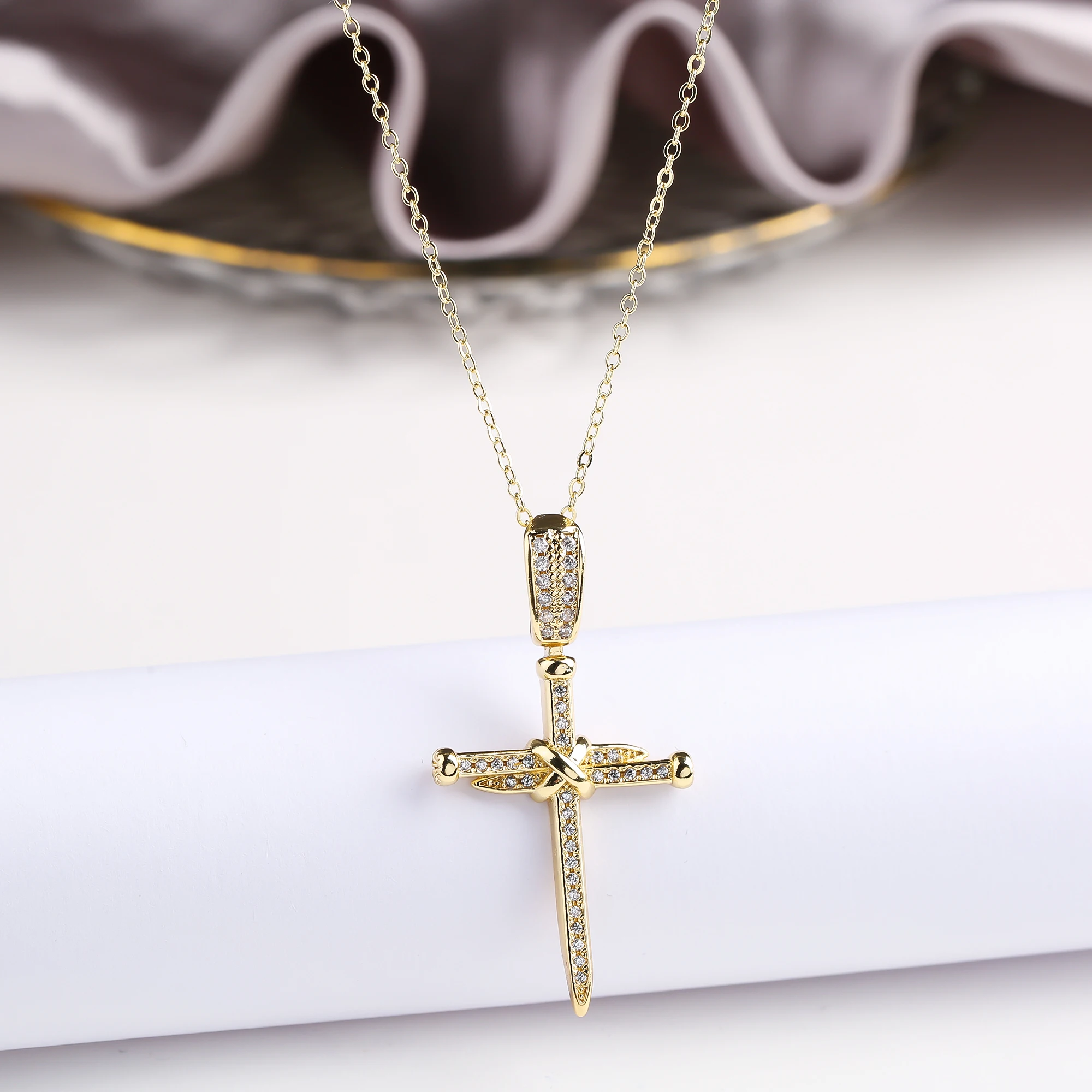 Personalized Shiny Zirconia Religious Character Cross Pendant Downstairs Hip Hop for Man Woman Punk Style Jewelry Accessories