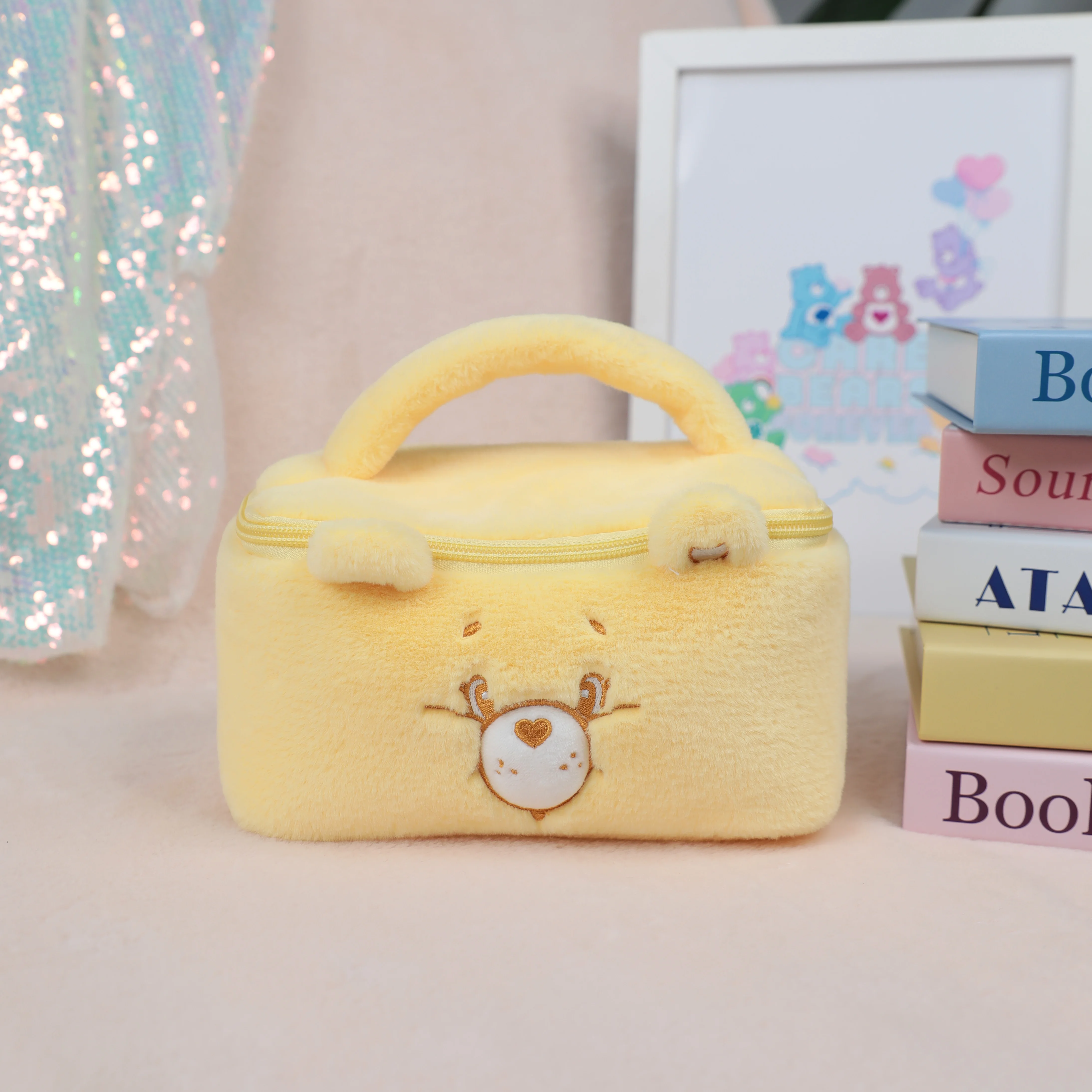 Care Bears Plüsch-Kosmetiktasche, Cartoon-Regenbogenbär, große Kapazität, Reise-Kulturtasche für Mädchen und Frauen, weicher, flauschiger Make-up-Beutel – Detail 5