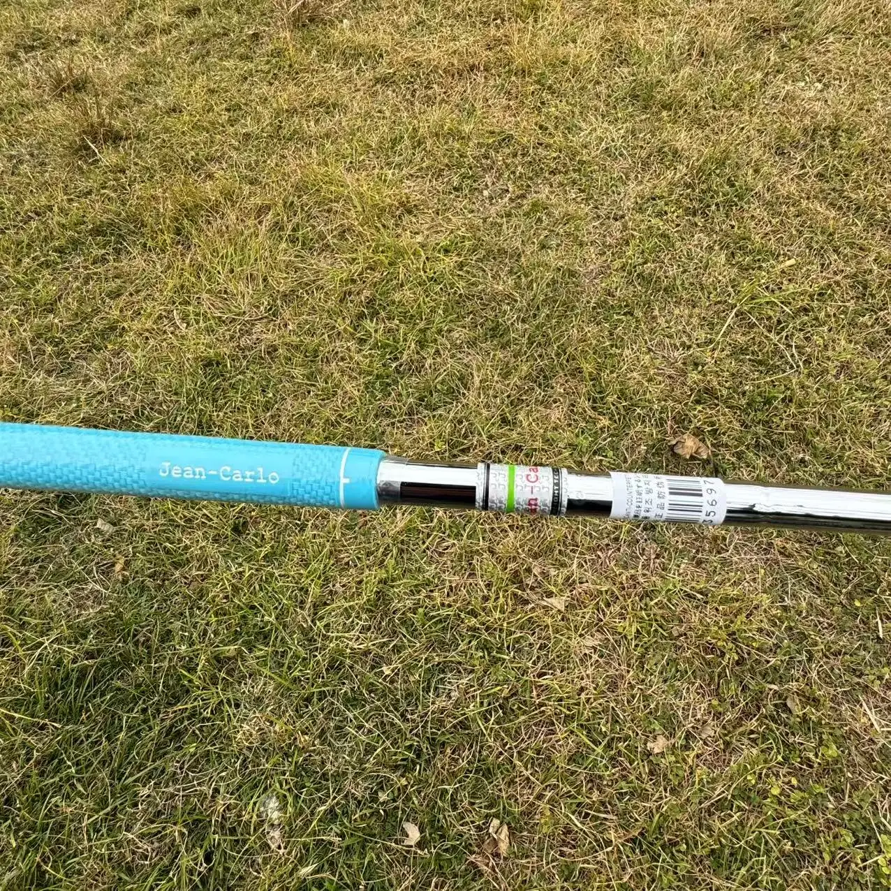 Los palos de golf de acero al carbono de alto rendimiento son livianos y duraderos, adecuados para principiantes y jugad