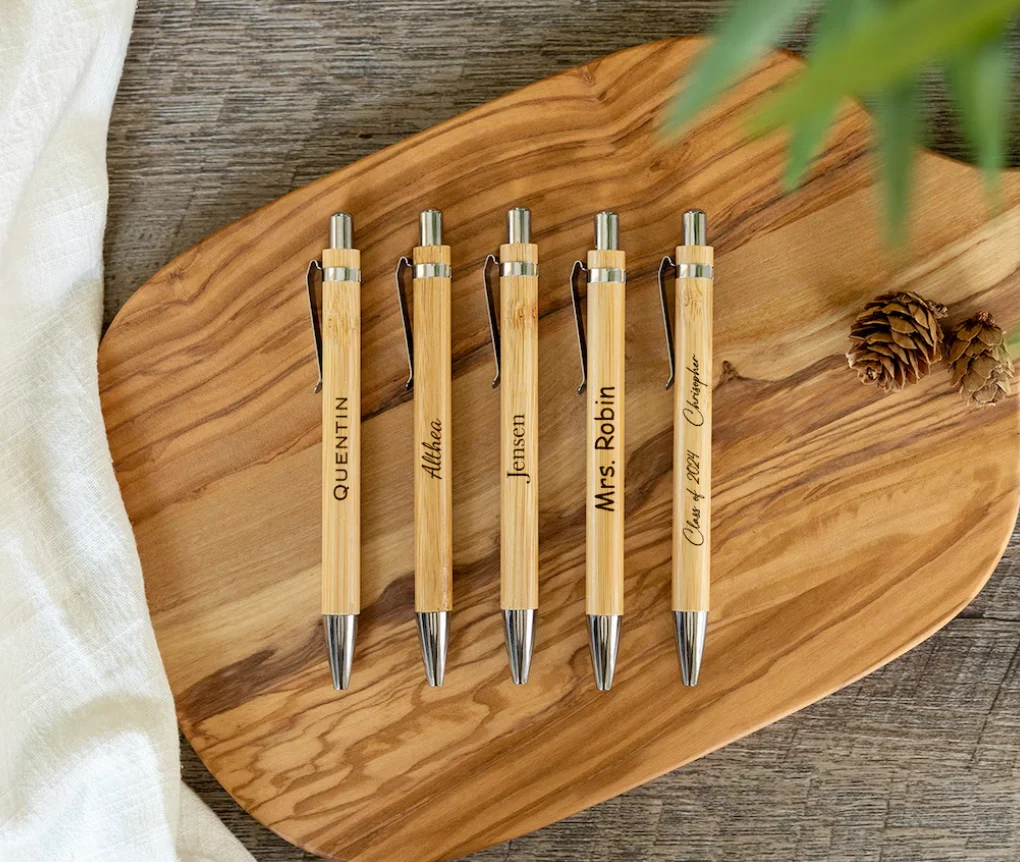 Penna di bambù in legno inciso personalizzata personalizzata Penne personalizzate Boho Rustic Bomboniere per matrimoni Regali per ospiti Penne in legno