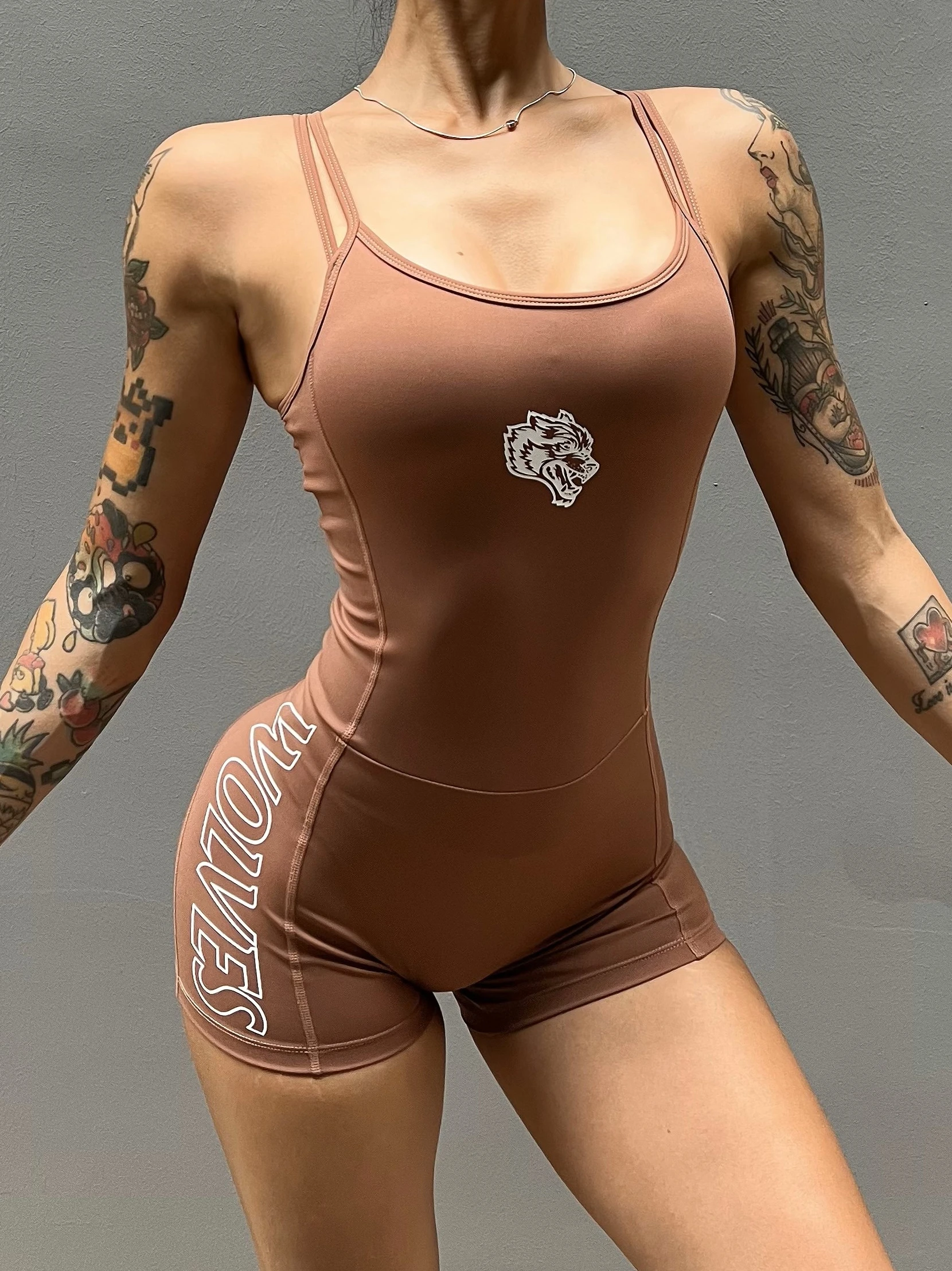 Damski strój sportowy jednoczęściowy z nylonu z podwójnymi ramiączkami, modelujący pośladki, do jogi i rekreacji, z motywem głowy wilka, idealny do aktywności transgranicznych.