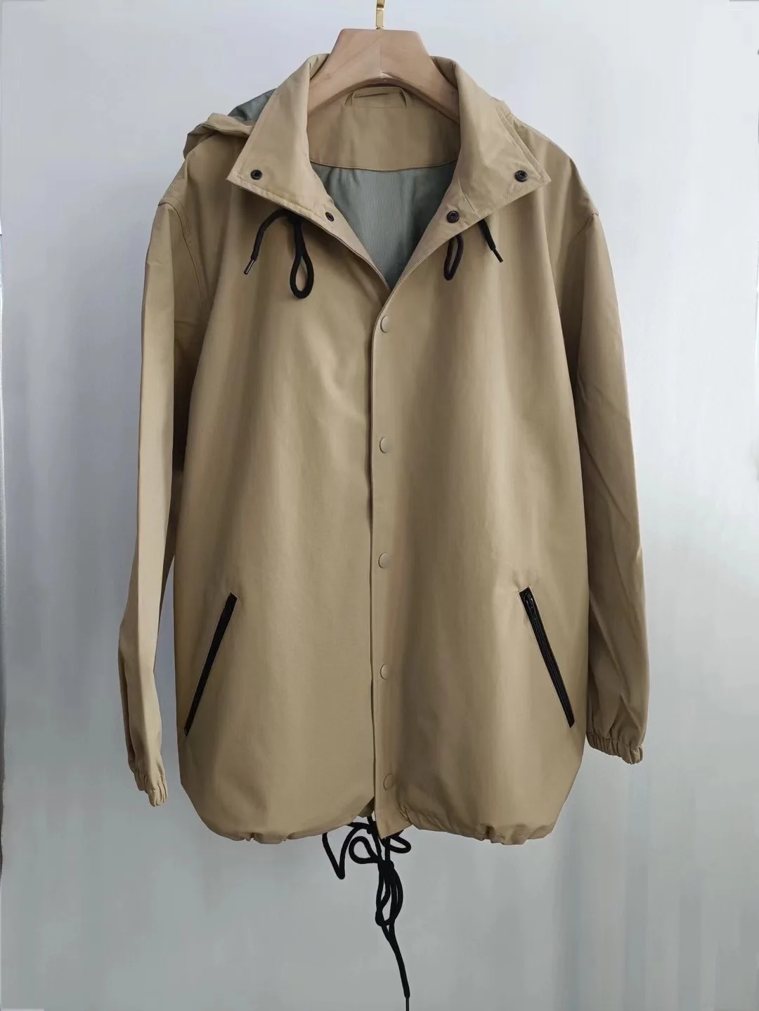 Unisex wear with the latest solid color hooded trench coat simple and generous wind and waterproof