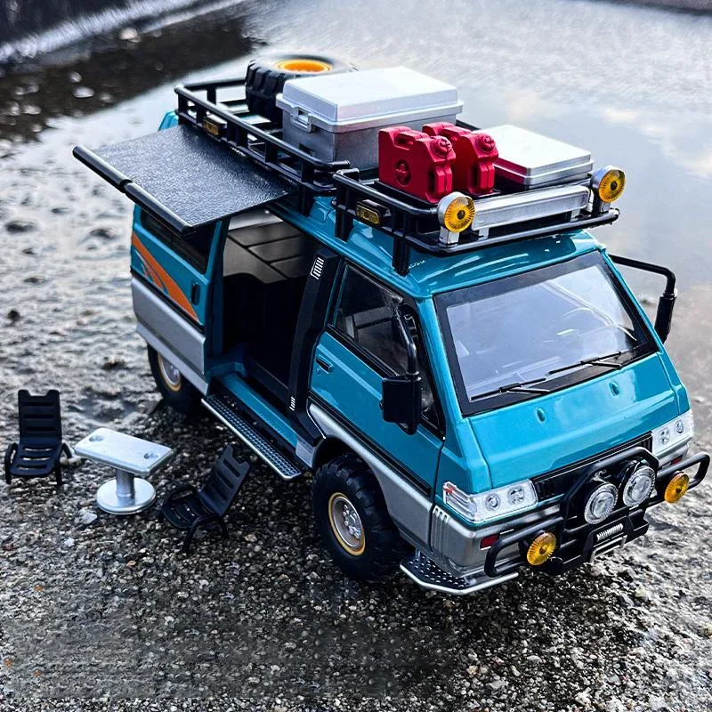 1:24 Mitsubishi Delica Modello di Auto in Lega Fonde Sotto Pressione in Metallo Fuoristrada Veicoli da Campeggio Modello di Simulazione Suono e Luce Giocattolo Regalo