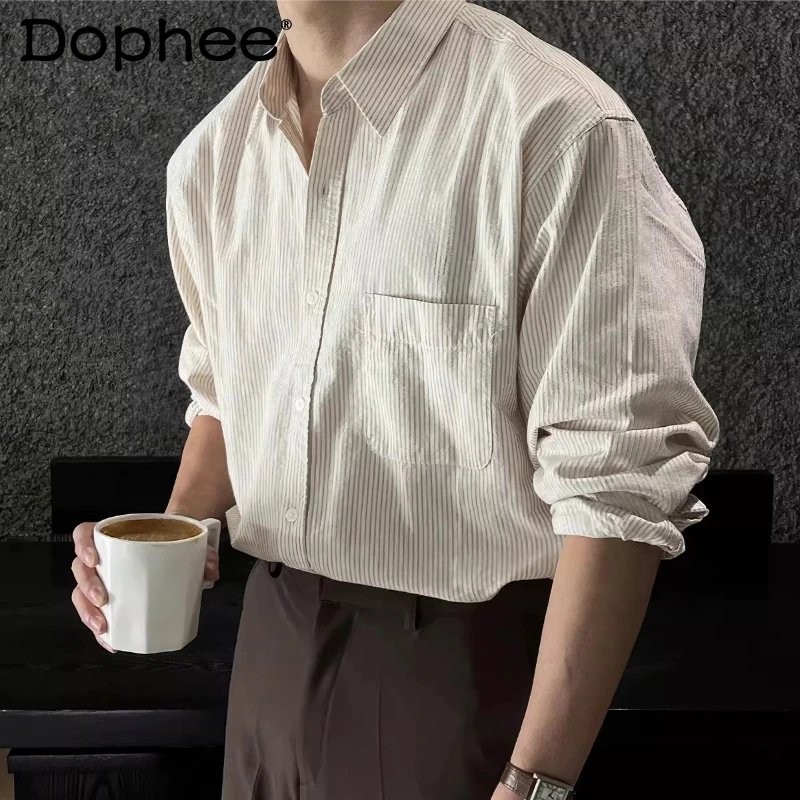 

Новые мужские рубашки с длинным рукавом в полоску, весна 2026, высококачественные комфортные рубашки с отложным воротником, декоративным карманом и однорядной застежкой на несколько пуговиц