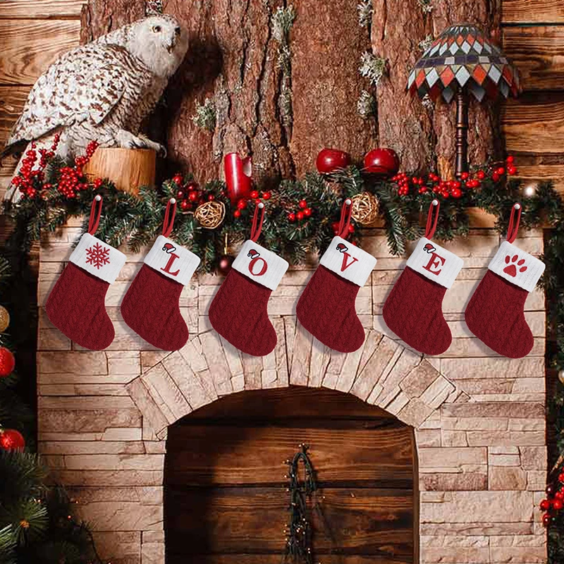 Calcetines de punto rojos del alfabeto de Navidad, adornos de árbol de Navidad, decoraciones navideñas, regalo de celebración feliz, 2024 ﻿