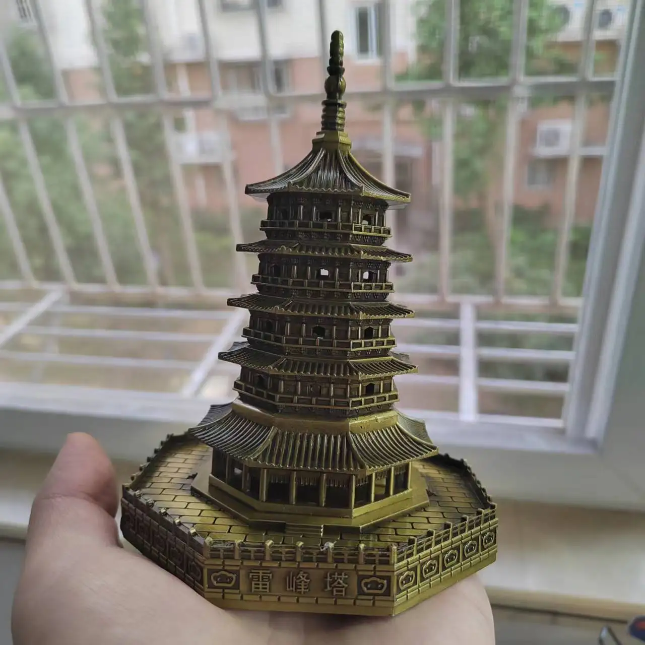 Architectural model of Hangzhou tourist souvenir antique zinc alloy handicraft gift scenic spot of Leifeng Pagoda size: high16cm