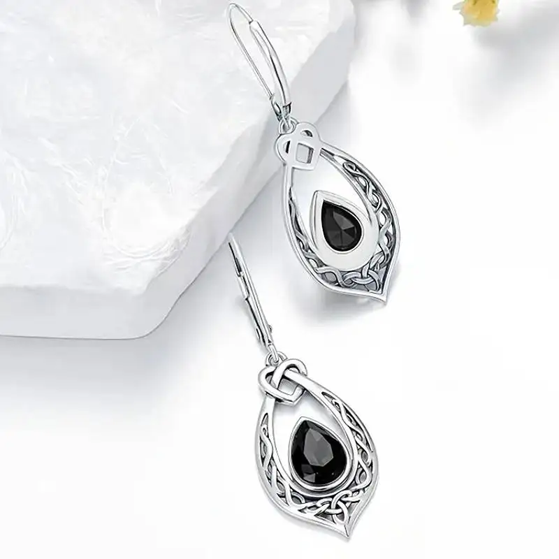 Huitan Elegante Damen-Tropfenohrringe mit schwarzer Birne, glänzendem CZ für Hochzeit, Verlobung, Accessoires, silberfarben, trendiger, schicker Schmuck