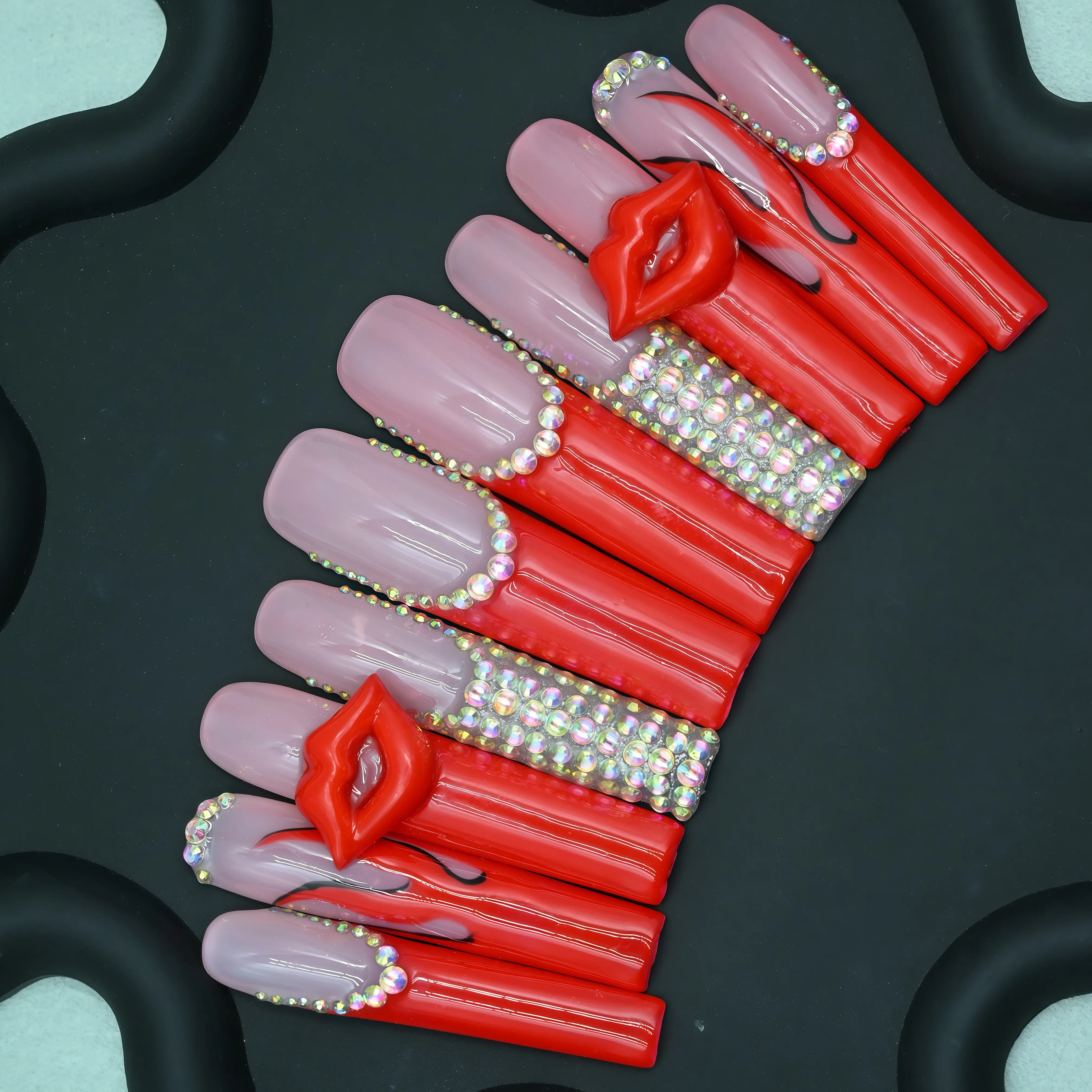 10 szt. Ręcznie robione, długie, kwadratowe paznokcie doczepiane, wyrazisty, efektowny styl z czerwonymi ustami 3D i błyszczącymi, irysującymi cyrkoniami, idealne na imprezę.