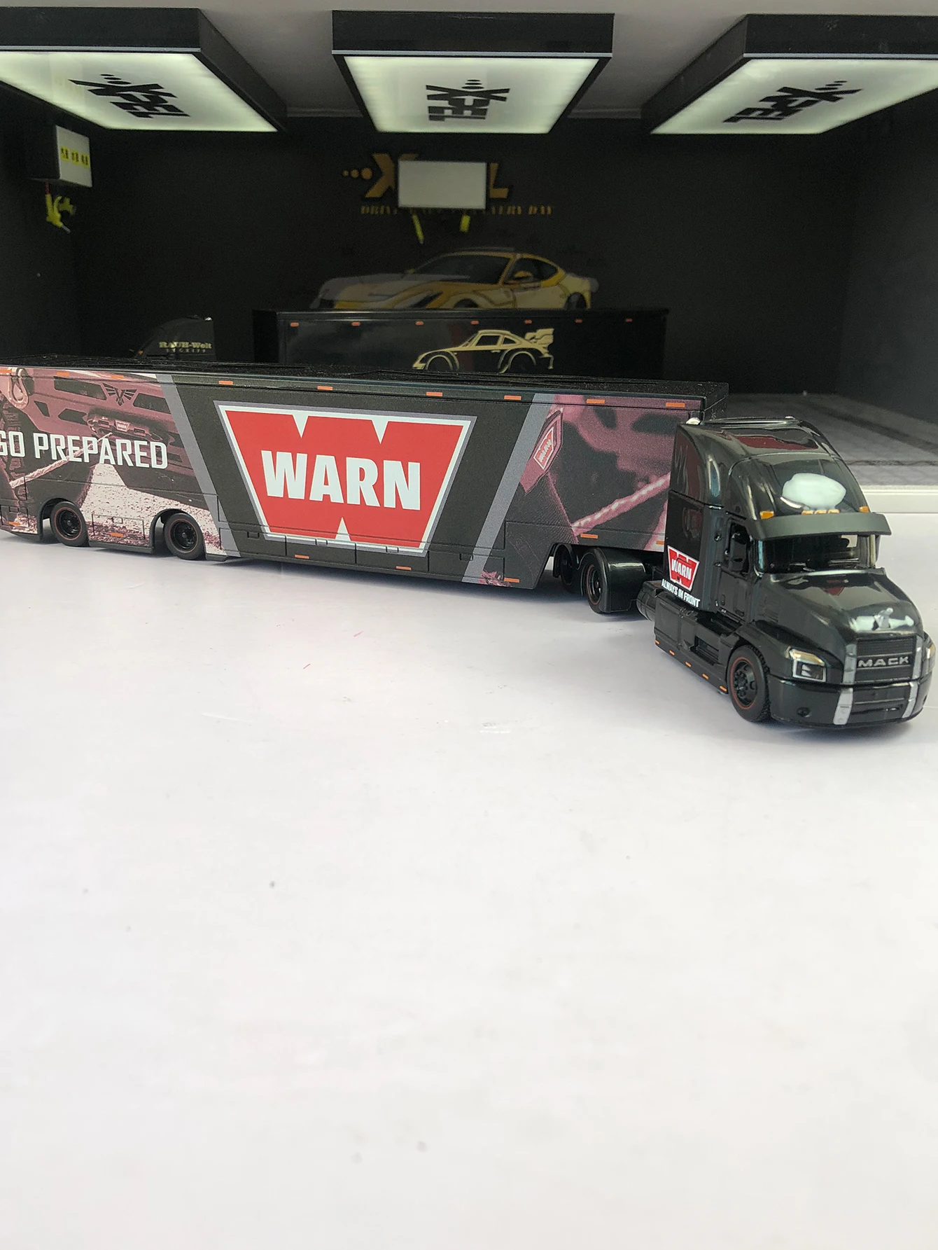 

Maisto 1:64 Mack Anthem truck trailer car model, zinc alloy metal decoration, collectible gift car