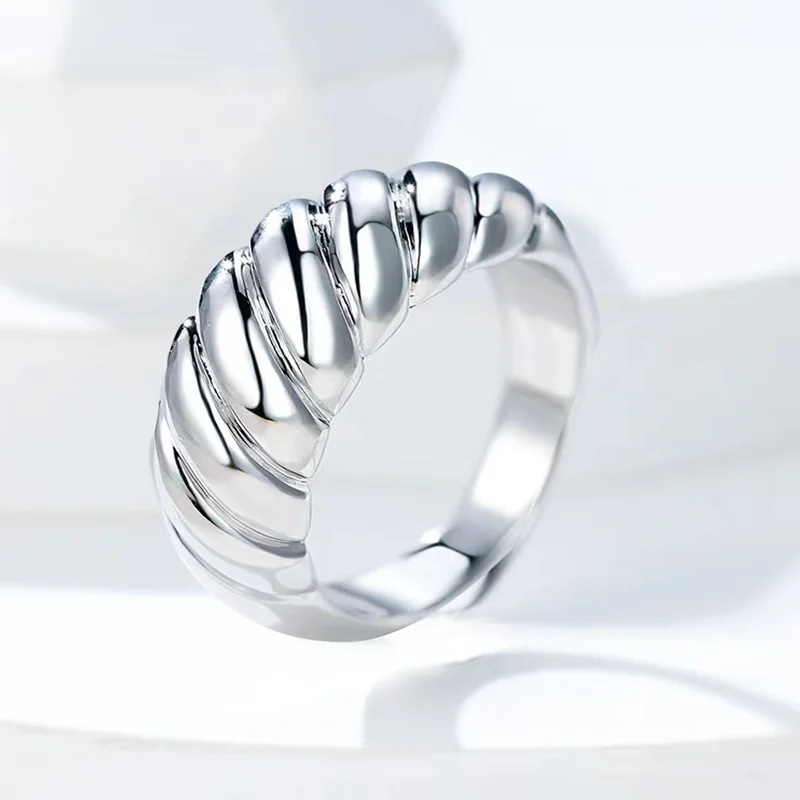 uropean and American pure copper plated S925 silver horn ring is suitable for men and women wear twist thread rings