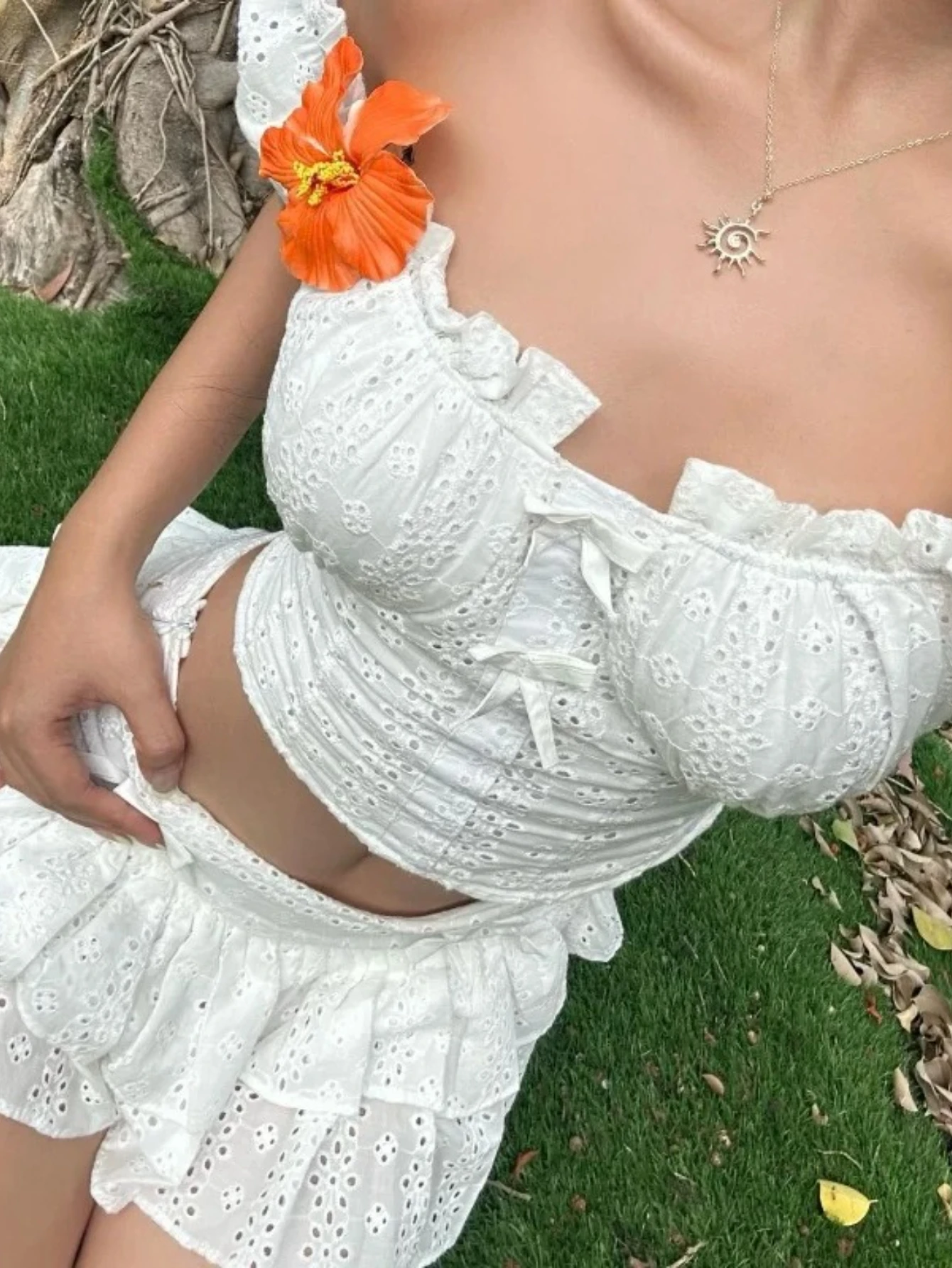 

Винтажный сексуальный укороченный топ с открытыми плечами и пышными рукавами и эластичная короткая юбка с низкой талией Элегантный женский белый комплект из двух предметов