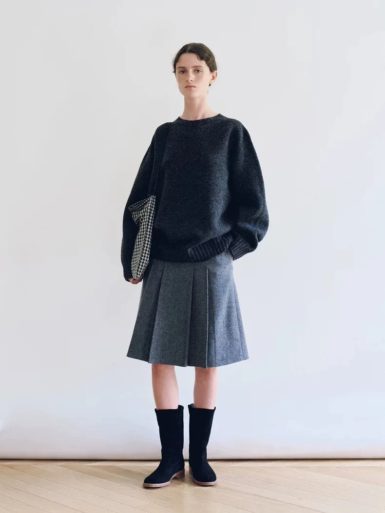 Zestaw damski: dzianinowy kardigan na ramiączkach i spódnica, jesienno-zimowy, elegancki komplet, wysoki stan, jednolity kolor.