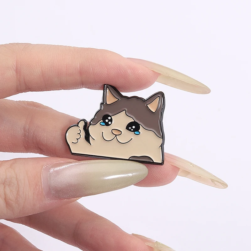 الإبهام حتى البكاء القط المينا دبوس Kawaii روح الدعابة الحيوان بروش التلبيب على ظهره شارة مضحك مجوهرات هدايا لمحبي القط الأصدقاء