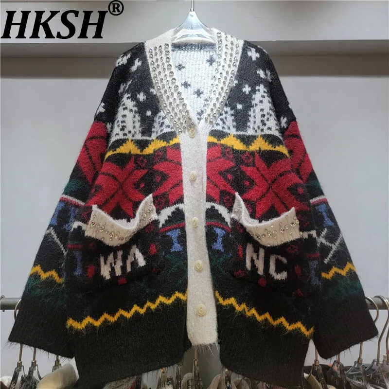 

HKSH 2025 Autumn Winter New Women's Sweater V-neck Single Breasted Color Block Studded Diamonds Elegant Knitted Cardigan HK13503