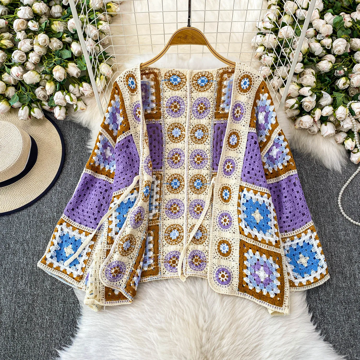 Damski kardigan na szydełku z otwartym przodem i wiązaniem, dziergany ażurowy sweter w stylu granny square, luźna kurtka/top, damski letni strój w stylu boho na wakacje.