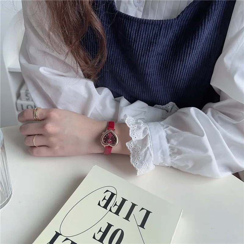 

Женские винтажные кварцевые часы в форме сердца, мини-наручные часы в стиле ретро, элегантный компактный модный аксессуар, простой темпераментный дизайн