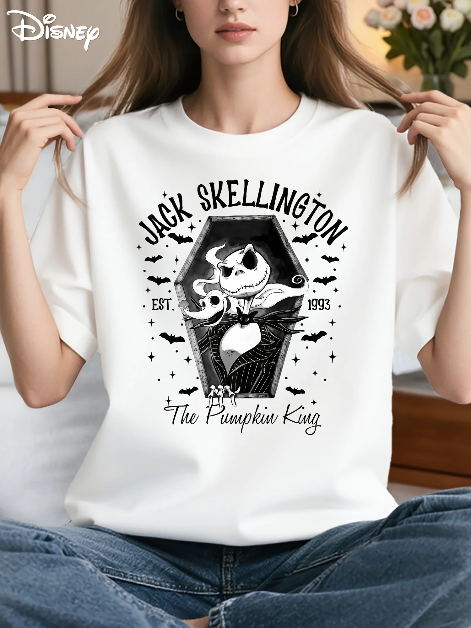 

Футболка с изображением Джека Скеллингтона и Салли в канун Рождества — повседневная футболка с круглым вырезом и дизайном с изображением лица Jack in Coffin