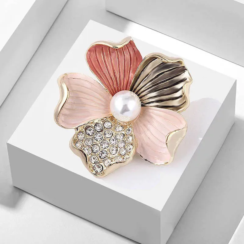 Broche de flor tricolor esmaltada para mulheres, com uma sensação única e sofisticada e fecho de broche de pérola