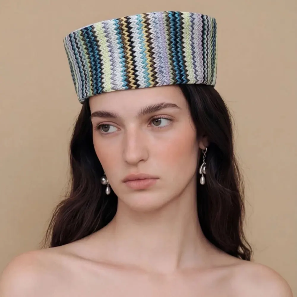 Bild 3: 2026 Modischer gestreifter Cowboy-Pillbox-Hut für Damen, randloser Hut, Frühling und Sommer, Designer-Baskenmütze, Fedora-Hut für Frauen, Luxus-Hüte