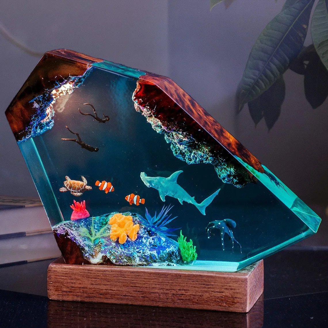 

Декоративная лампа-орнамент из дерева и смолы с изображением кита-горбатика и дайвера, 8x5 дюймов, с морским пейзажем, микроскопическая эпоксидная смола, ручная работа, украшение для дома