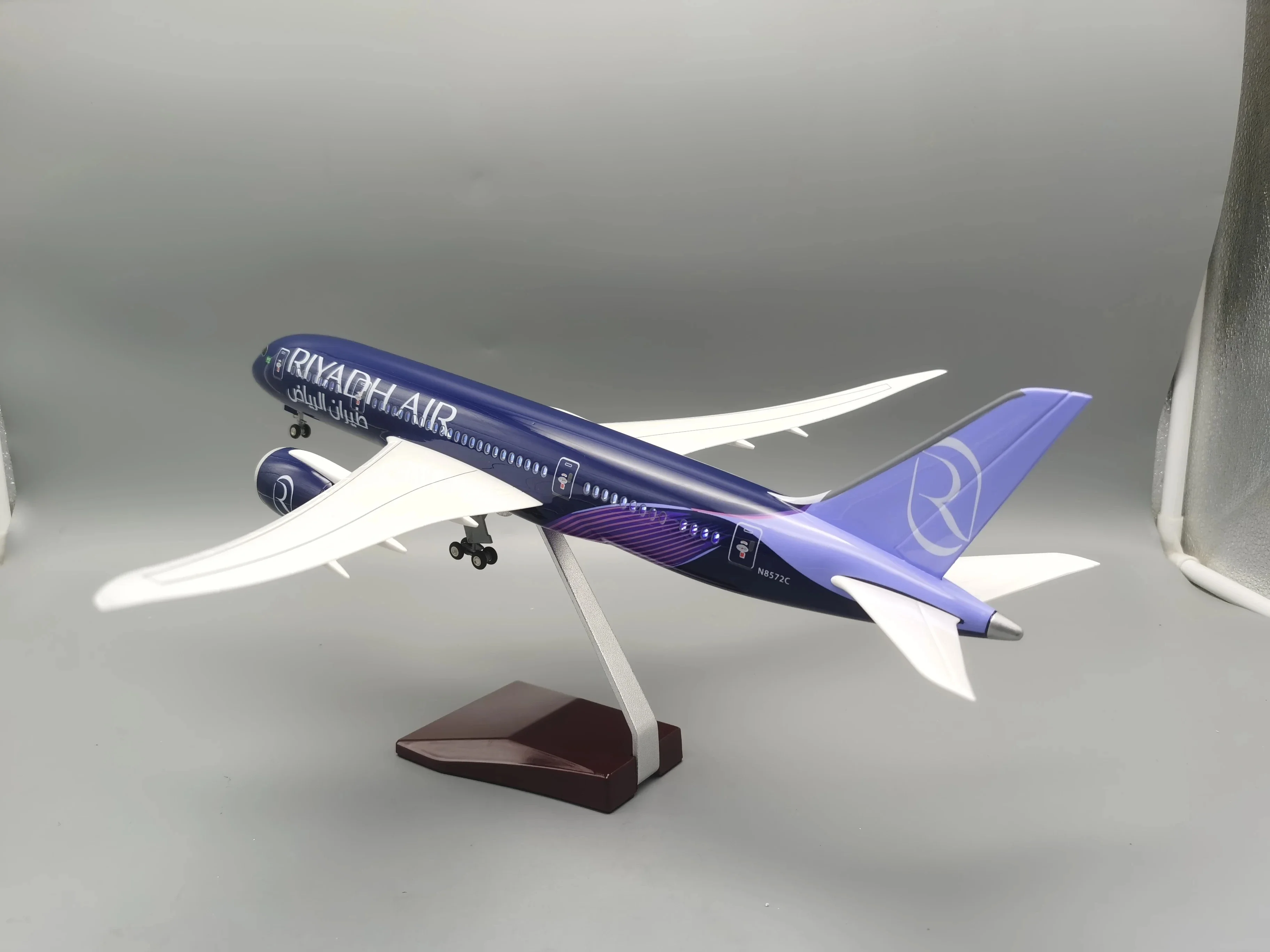 2024 New 43CM Plane B787 Riyadh Air Airline Airplane Resin Aircraft with Lights with LED Light for Collection or Gift