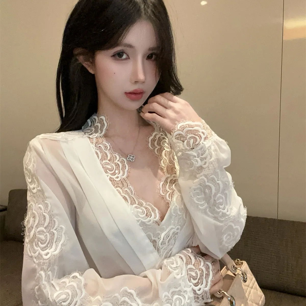 Ele Rose Lace V-ne irt Women's Slimming Top Pure Desire Splice Sle Long Sve Sweet Sle Chinese Made Spring 2025