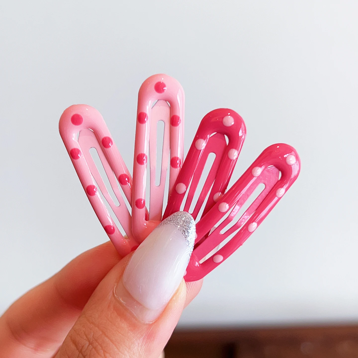 2026 Neu 4 Stück/Set Hohle Polka Dot Snap-Haarspangen für Frauen und Mädchen, Koreanische Bonbonfarben BB-Haarspangen, Modische Kinder-Haarspangen – Detail 7