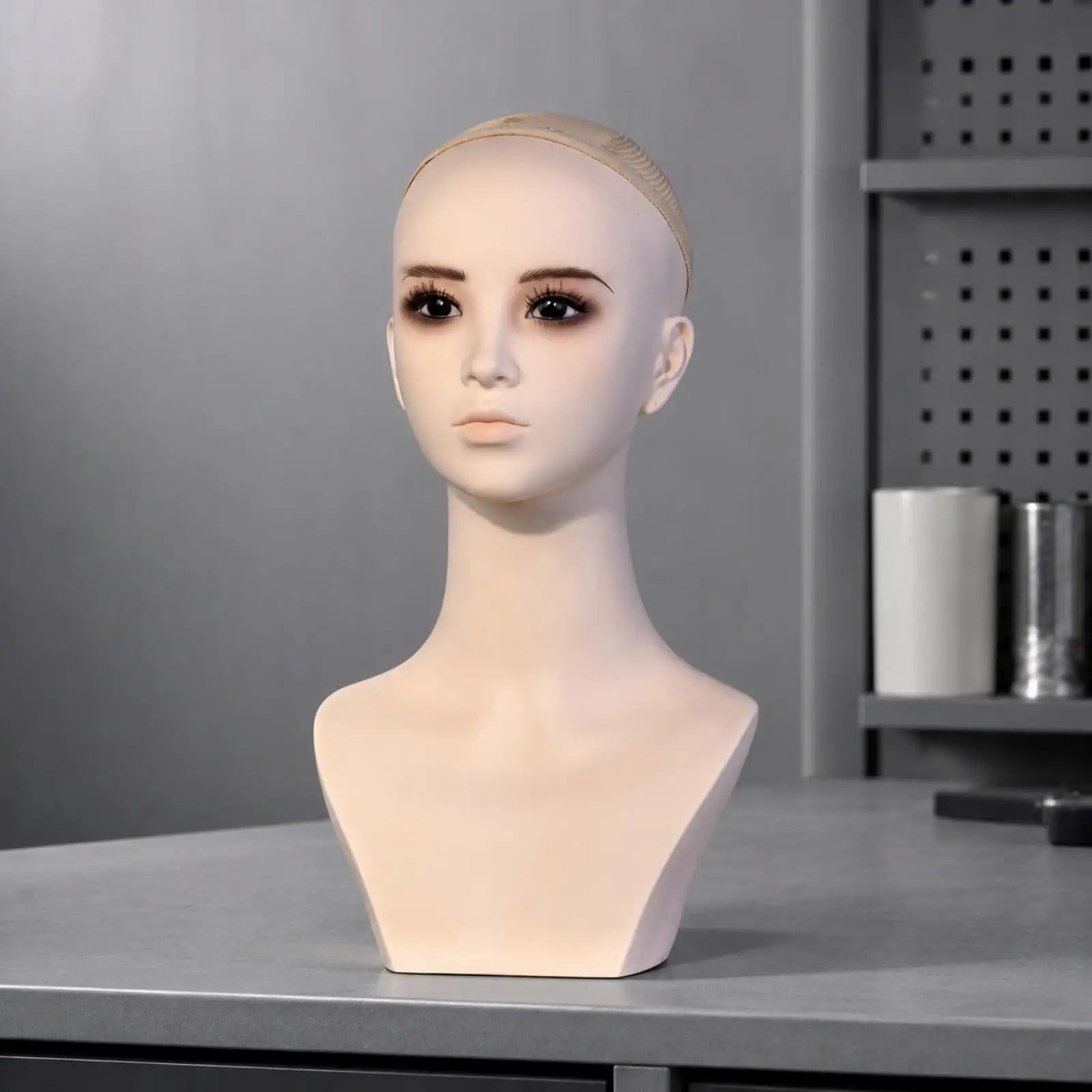 tete-de-mannequin-realiste-avec-epaules-pour-coiffure-presentation-de-perruques-chapeaux-bijoux-comptoir-de-vente-au-detail