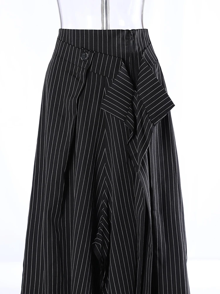 [EAM] High Waist Gray Striped Irregular Pleated Elegant A-line Half-body Skirt Women Fashion Tide New Spring Autumn 2026 1DJ7864