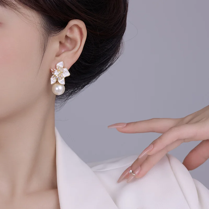 Korean Version Butterfly Pearl Three-dimensional Flower Exquisite Temperament Light Luxury High-end Earrings for Girls
