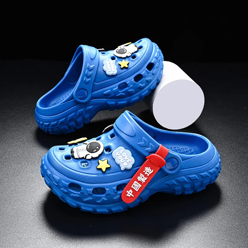 

New Sandals for Boys Fashion Beach Non-slip Design Classic Childrens Casual Shoes Astronaut Cute Cartoon Print Barefoot Shoe Kid
