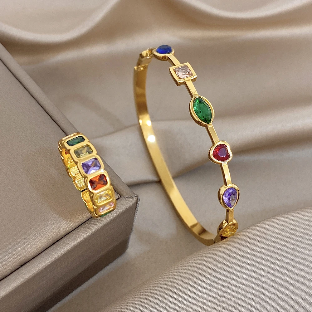 pulseira dourada com pedras