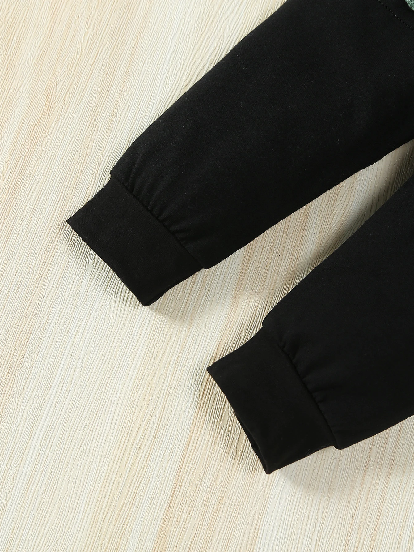 Zweiteiliges, modisches Freizeit-Set für Babys, bestehend aus einem langärmligen Strampler mit Alphabet-Motiv und einer langen Hose, ideal für Frühling und Herbst. – Detail 9
