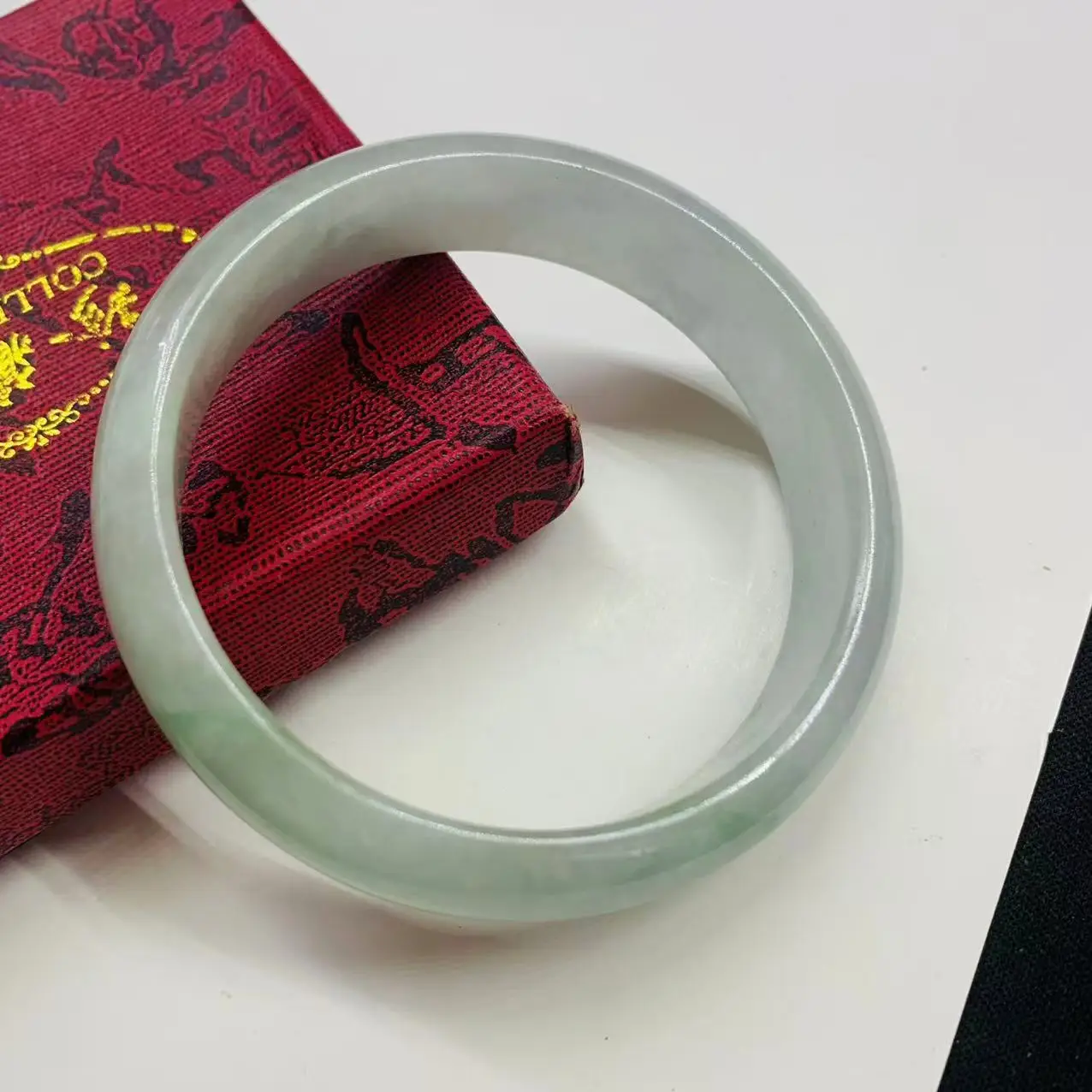 

Светлый нефритовый браслет диаметром 58,8 мм сфотографированный в реальном времени