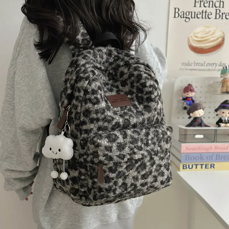 กระเป๋าเป้สะพายหลังผู้หญิงฤดูใบไม้ร่วงและฤดูหนาวใหม่ญี่ปุ่น Ins Retro Leopard พิมพ์ Niche กระเป๋านักเรียนผู้หญิงวิทยาลัยนักเรียนกระเป๋าเป้สะพายหลัง