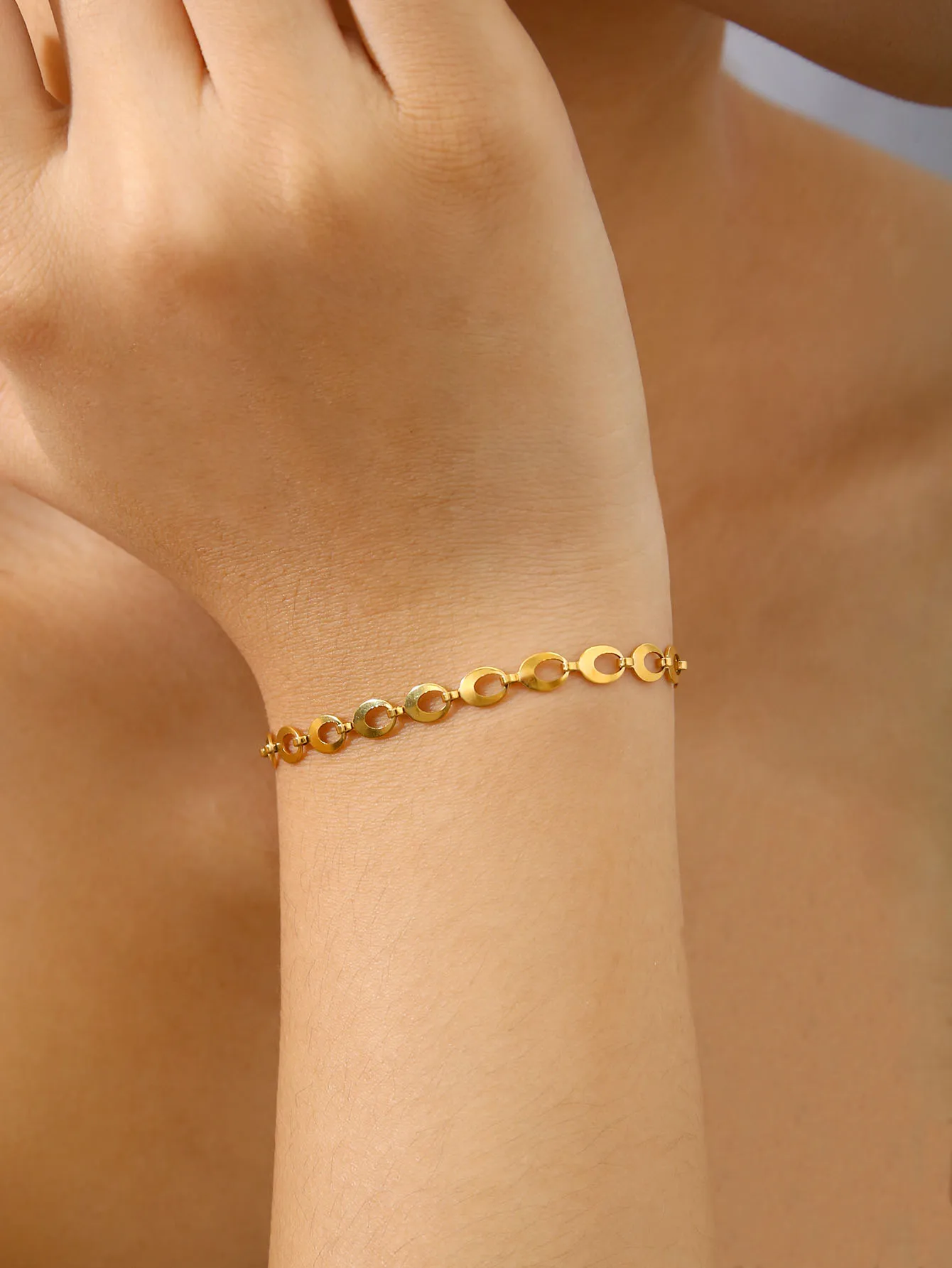 أزياء بسيطة Ins كبار الشعور من الرياح الباردة الفولاذ المقاوم للصدأ 18K مطلية بالذهب هندسية جولة المرقعة سوار الإناث