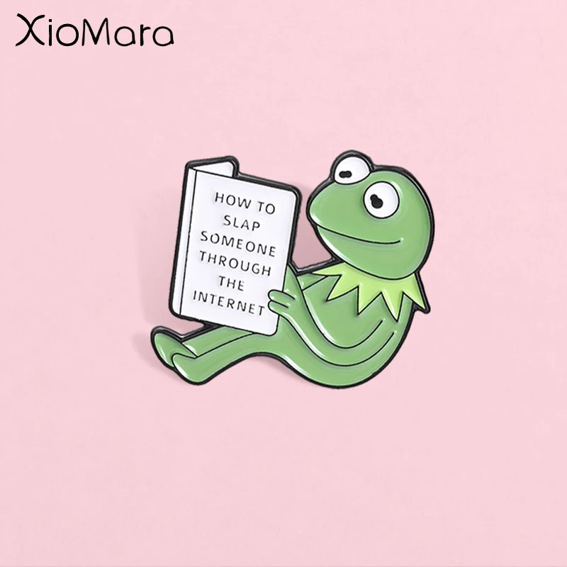 "COMO DARLE UN BOCHONTE A ALGUÉN POR INTERNET" Pin Esmaltado, Divertido Pin de Rana Leyendo un Periódico, Accesorio de Moda, Regalo para Amigos