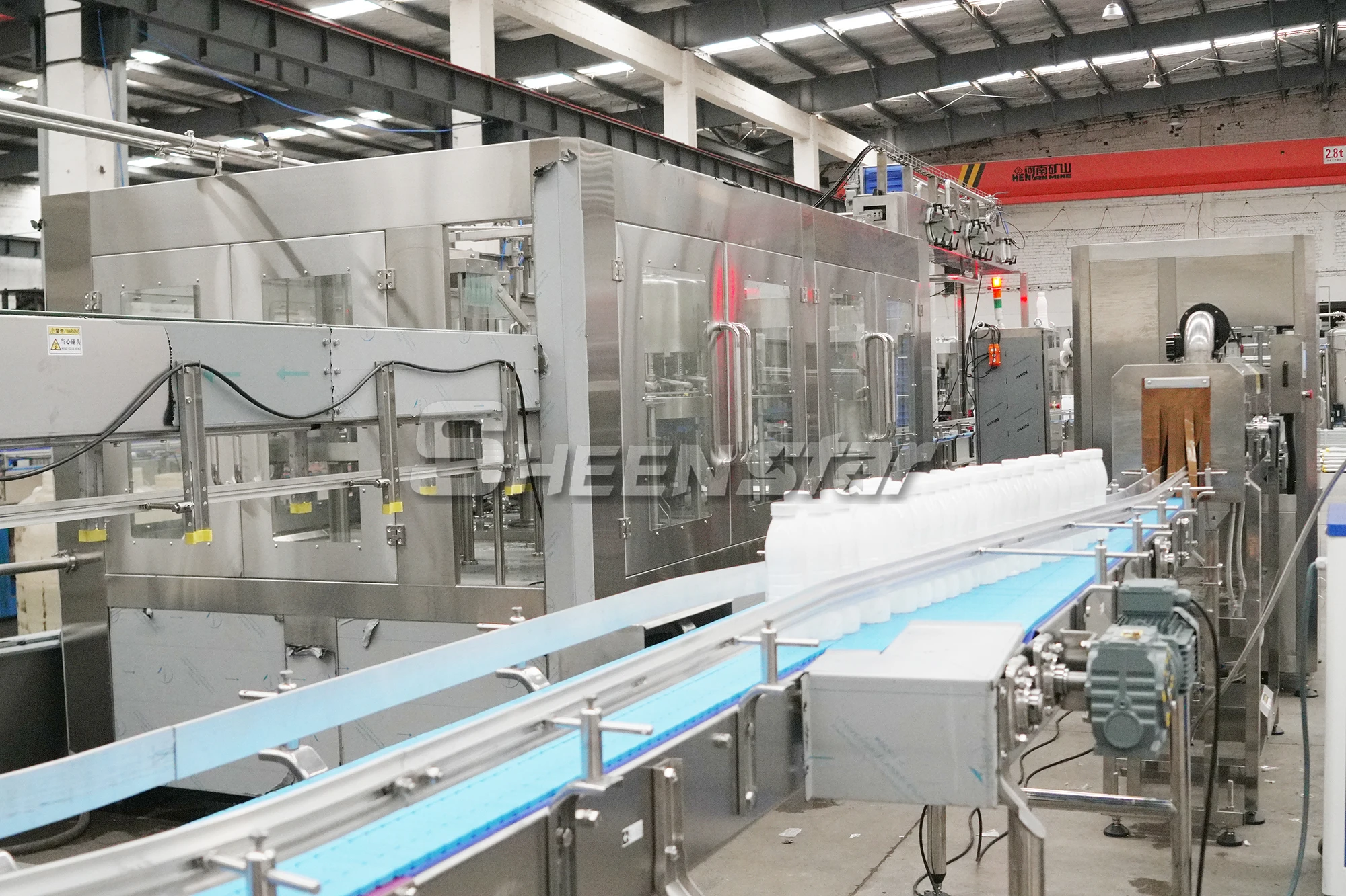 Energy Saving Full Automatic 500ml Beverage Drinking Filling Packing Machine 16 Head 7000bph Juice Bottle Filling