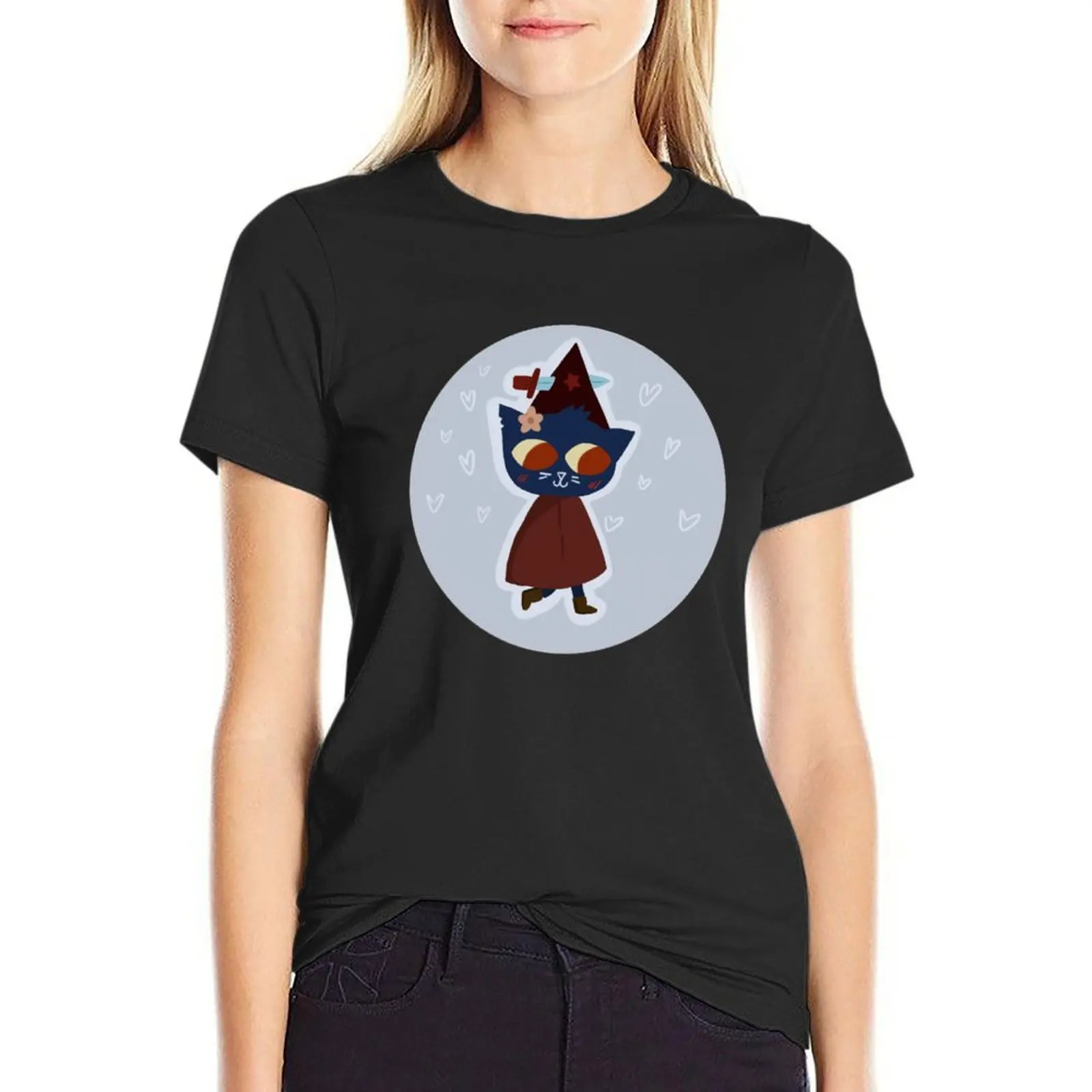 

Witchdagger mae borowski ночь в лесу с цветком и шляпой ведьмы и костюмом футболка аниме одежда женская футболка