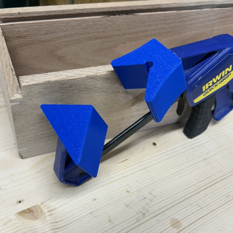 Snelle klemhoekadapter ontworpen voor gebruik met snelle klemmen uit de 2026-serie, voor een schuine grip bij houtbewerking en projecten