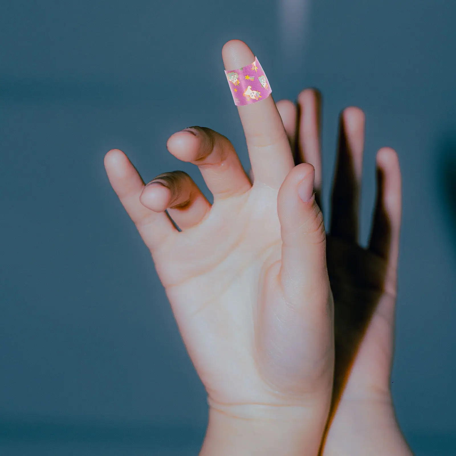 

60 шт. цветных мультяшных пластырей, водонепроницаемые дышащие наклейки, 10 листов, повязки для ран для детей, материал PE