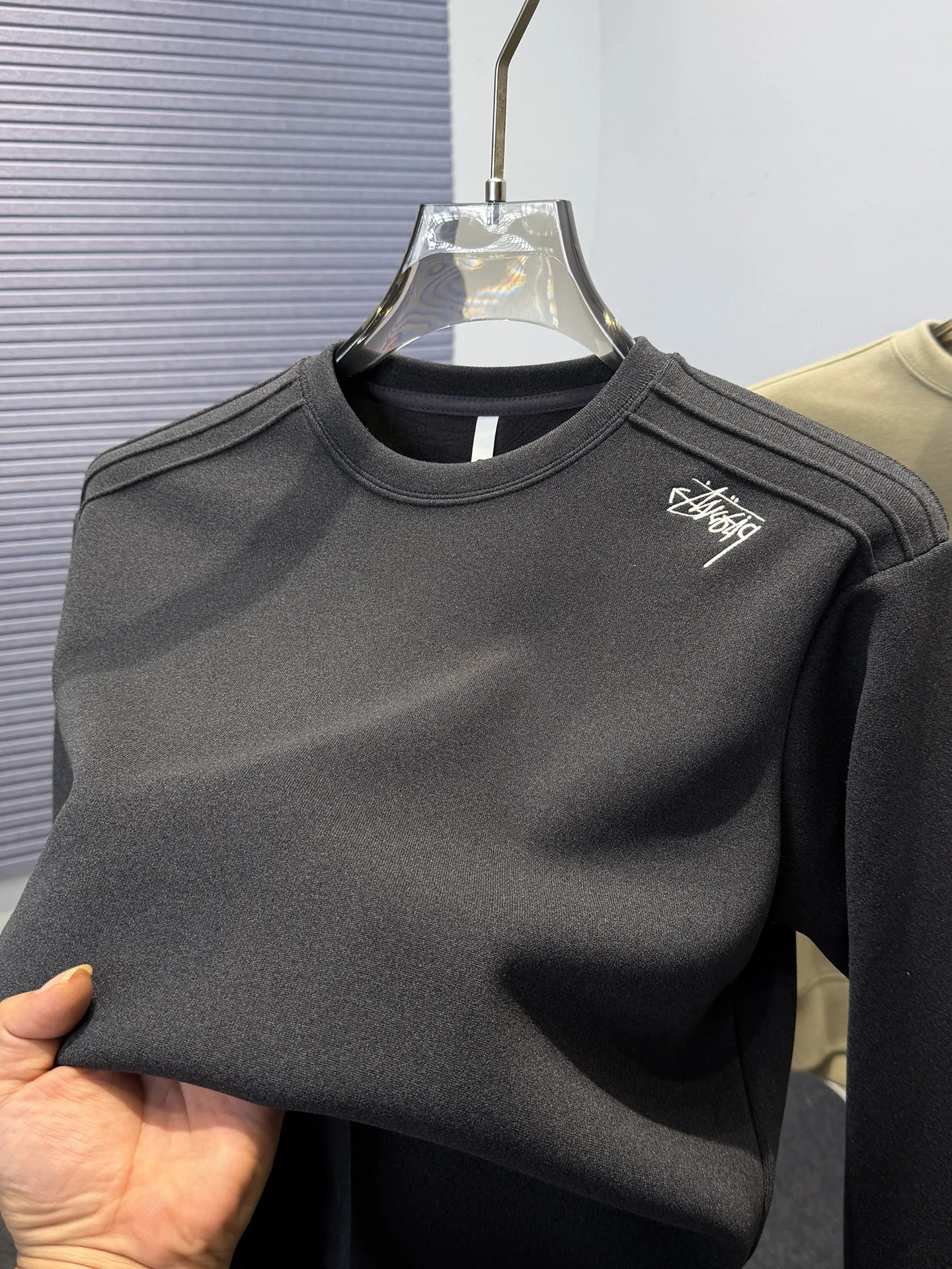 

Мужской зимний свитшот Olivella с вышивкой, круглым вырезом, повседневный, молодежный, с полосками на плечах, теплый, стандартный крой, полиэстер